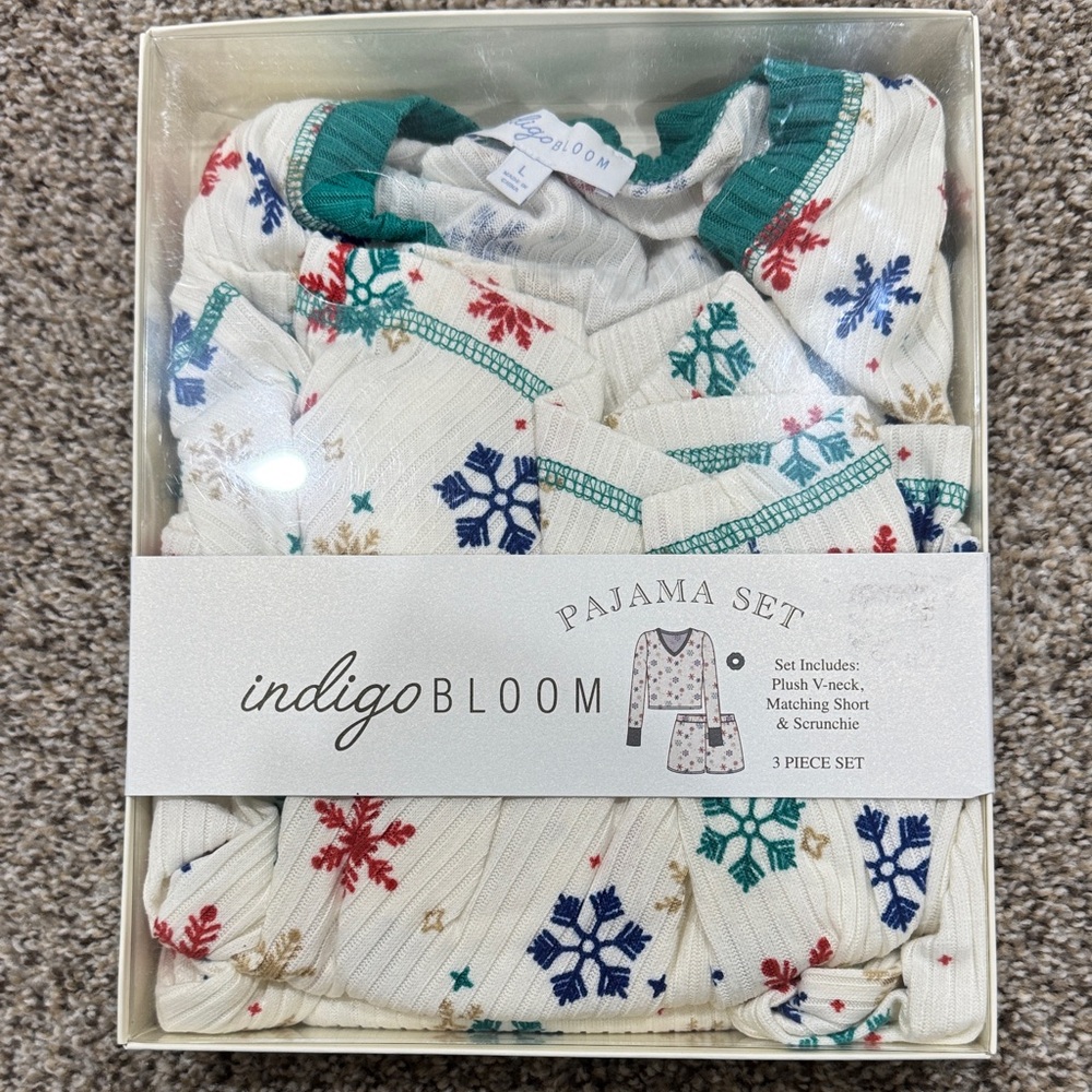 Indigo Bloom womens Cream Snowflake Pajama Set - 3 Piece